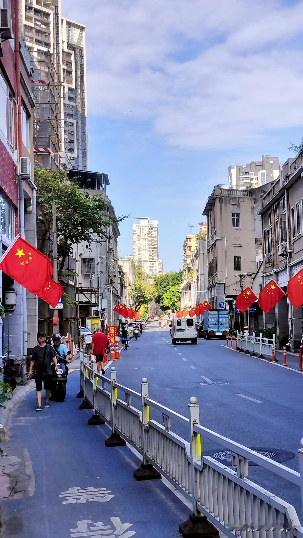 恰逢农历三月十五，海幢寺内烟火旺盛。走进海珠区老城区的龙船岗，只见一丛金银花，黄