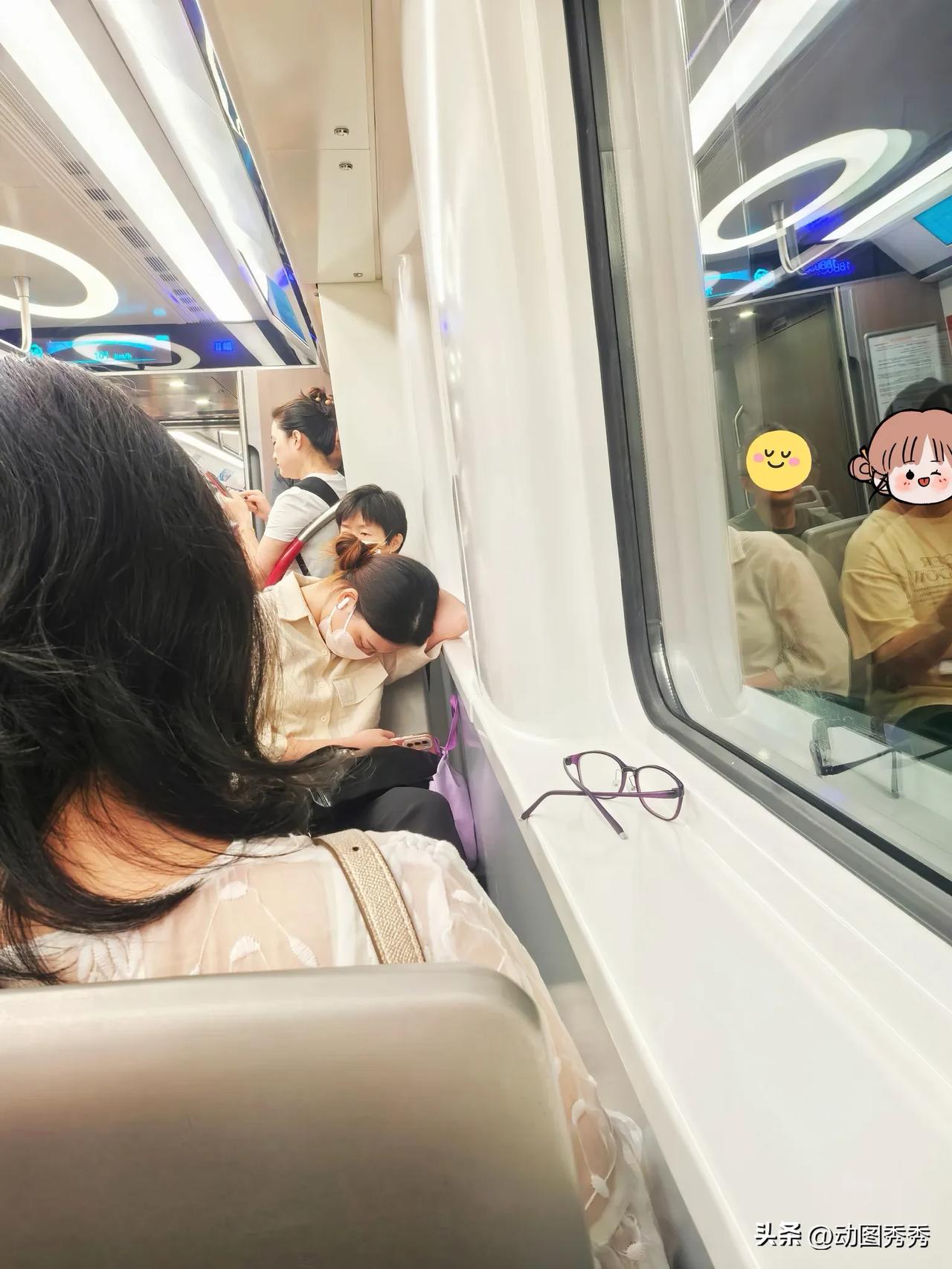 地铁里，通勤路上！
摘下眼镜，让眼睛休息一下！
不戴眼镜，看手机也可以！

戴眼