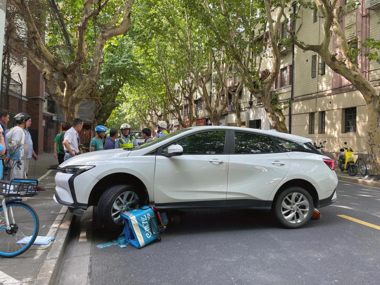 外卖，网约车，铁人三项中的两项

这事故万幸，外卖小哥从车底爬出来了，感觉现在不