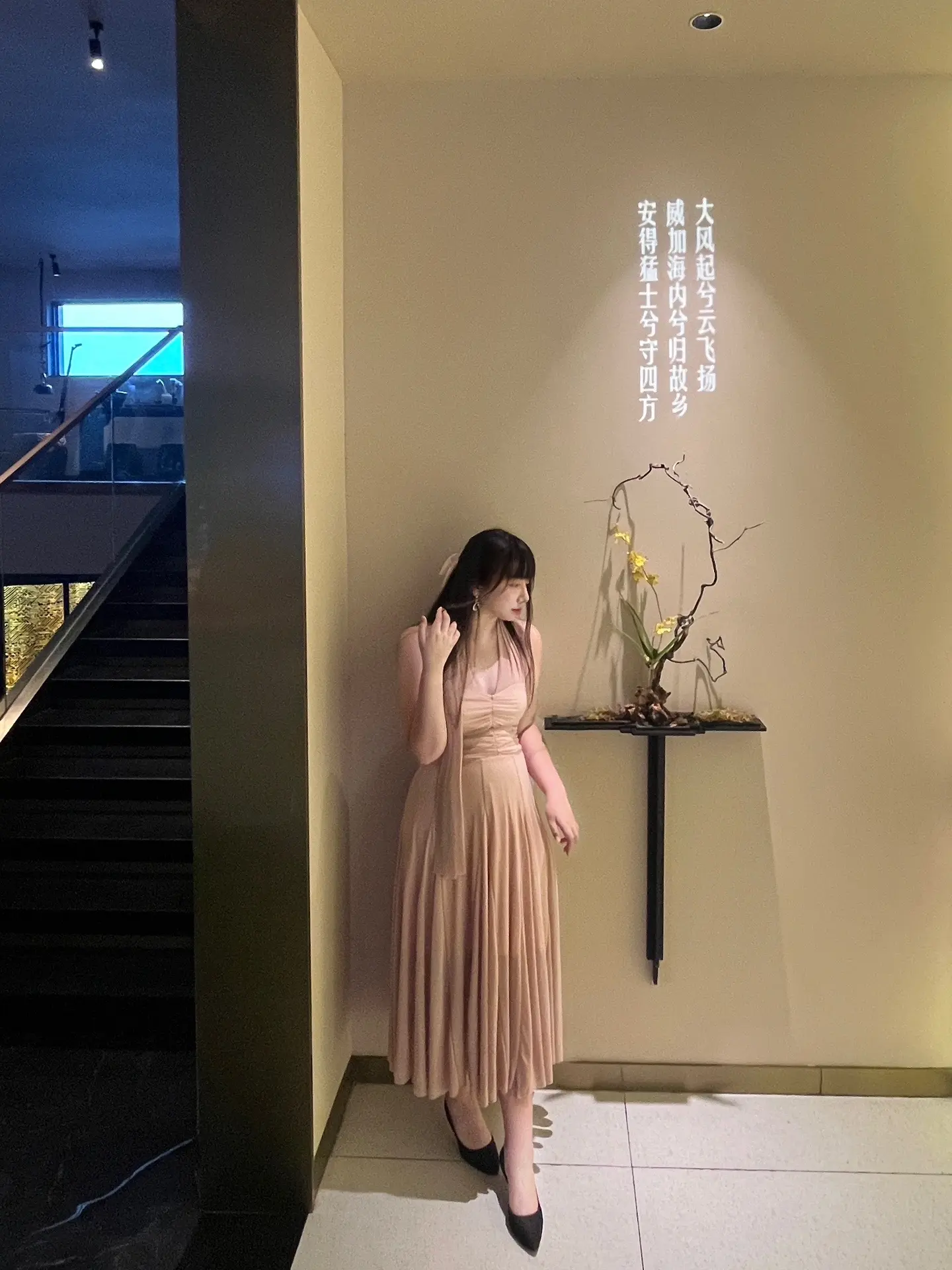 同样是侧脸。