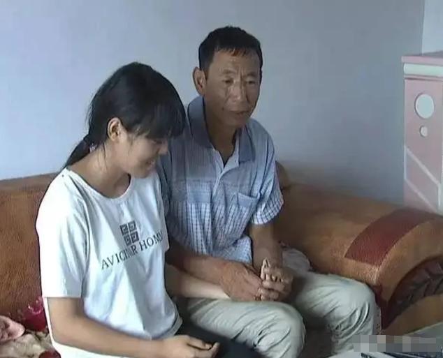 1997年，辽宁35岁男子捡到瘫痪女婴，不顾妻子离婚，毅然决然将她抚养长大，19