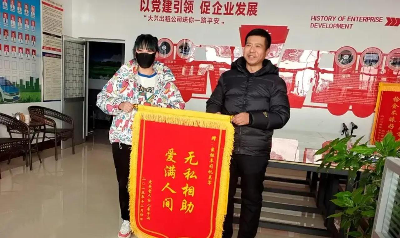 山西河曲县的冬夜真够冷的，可12月3日深夜，一桩暖事儿就这么冒出来了。出租车司机