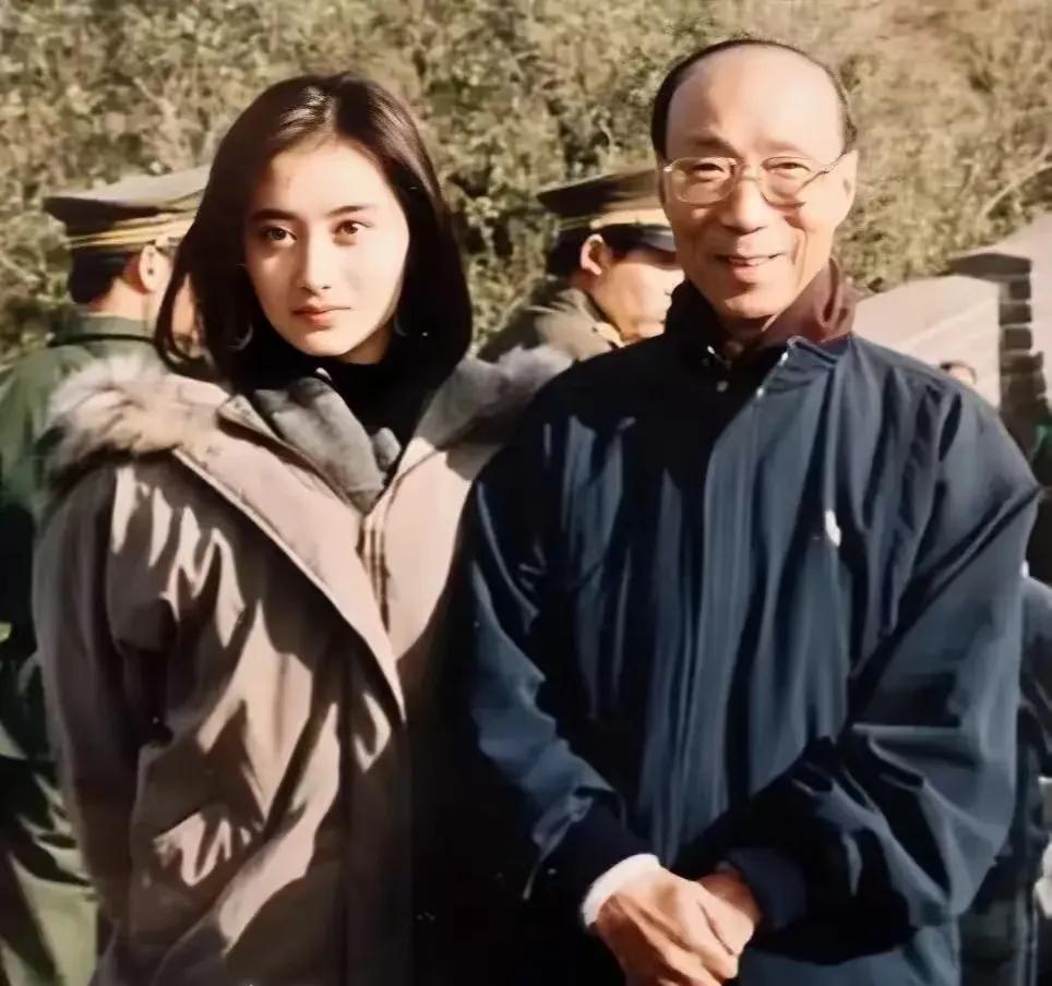 老照片：1991年，91岁的邵逸夫与18岁的陈德容在长城合影。