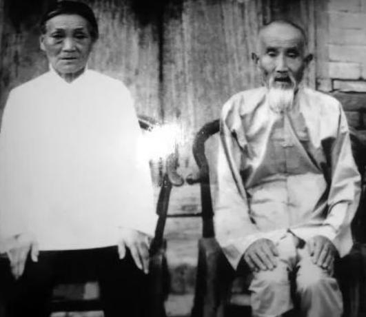 1938年，一个鬼子跑到老太太家搜查，发现院里的枣又大又甜，便想全部带回去，就在