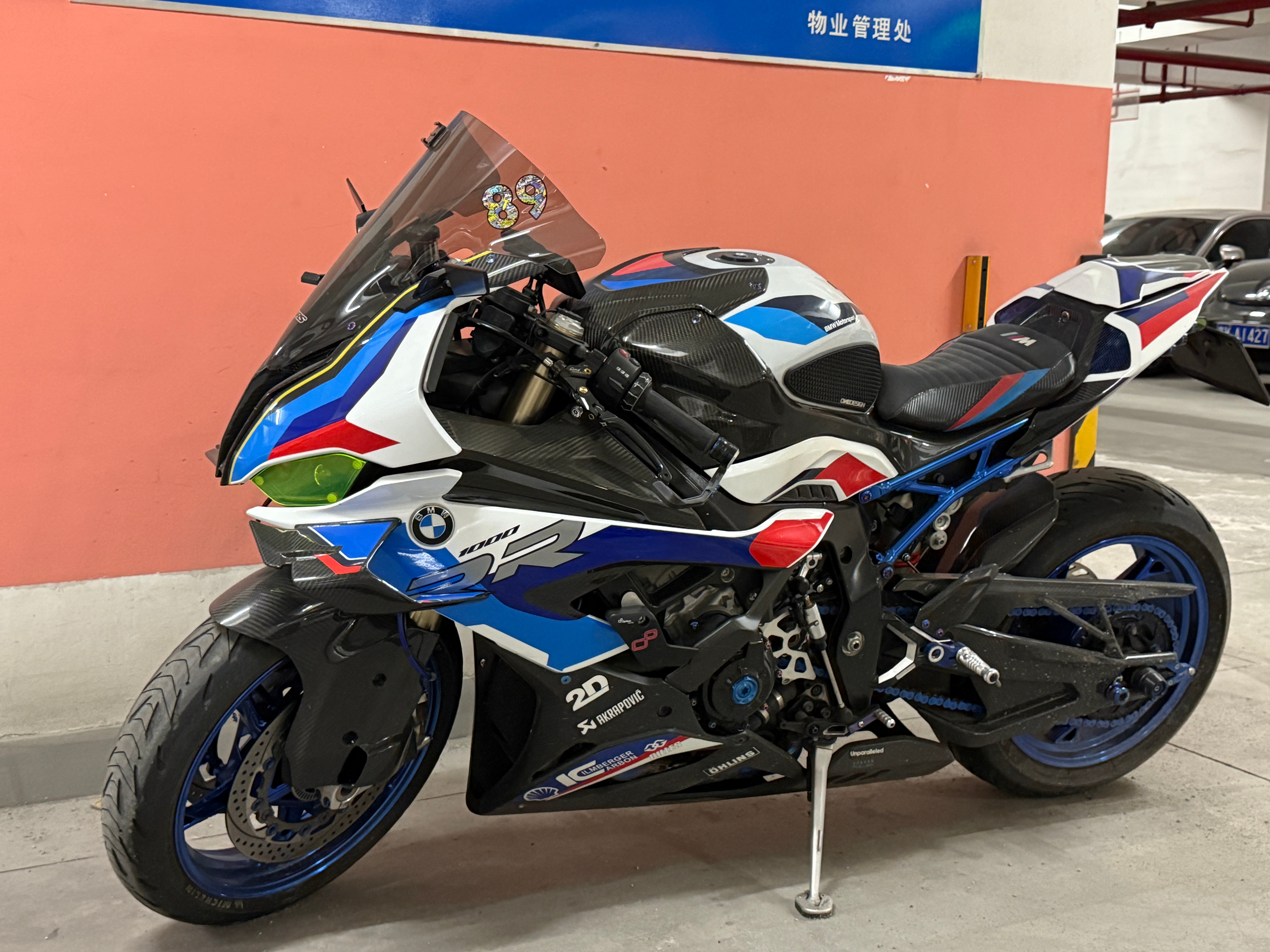 在一个停车场停车，看到了梦中情车，帅到不行心里想着宝马S1000rr，但兜里银子