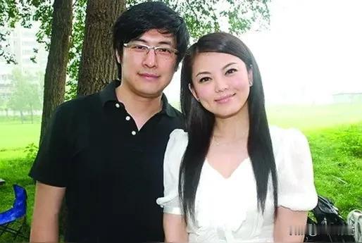 李湘的脸有那么大吗？我印象里，李湘是一个小苹果脸的美女来着！