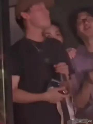 王菲现身鸟巢助阵谢霆锋演唱会，无名指钻戒成焦点，锋菲恋是否已完婚？

2026年