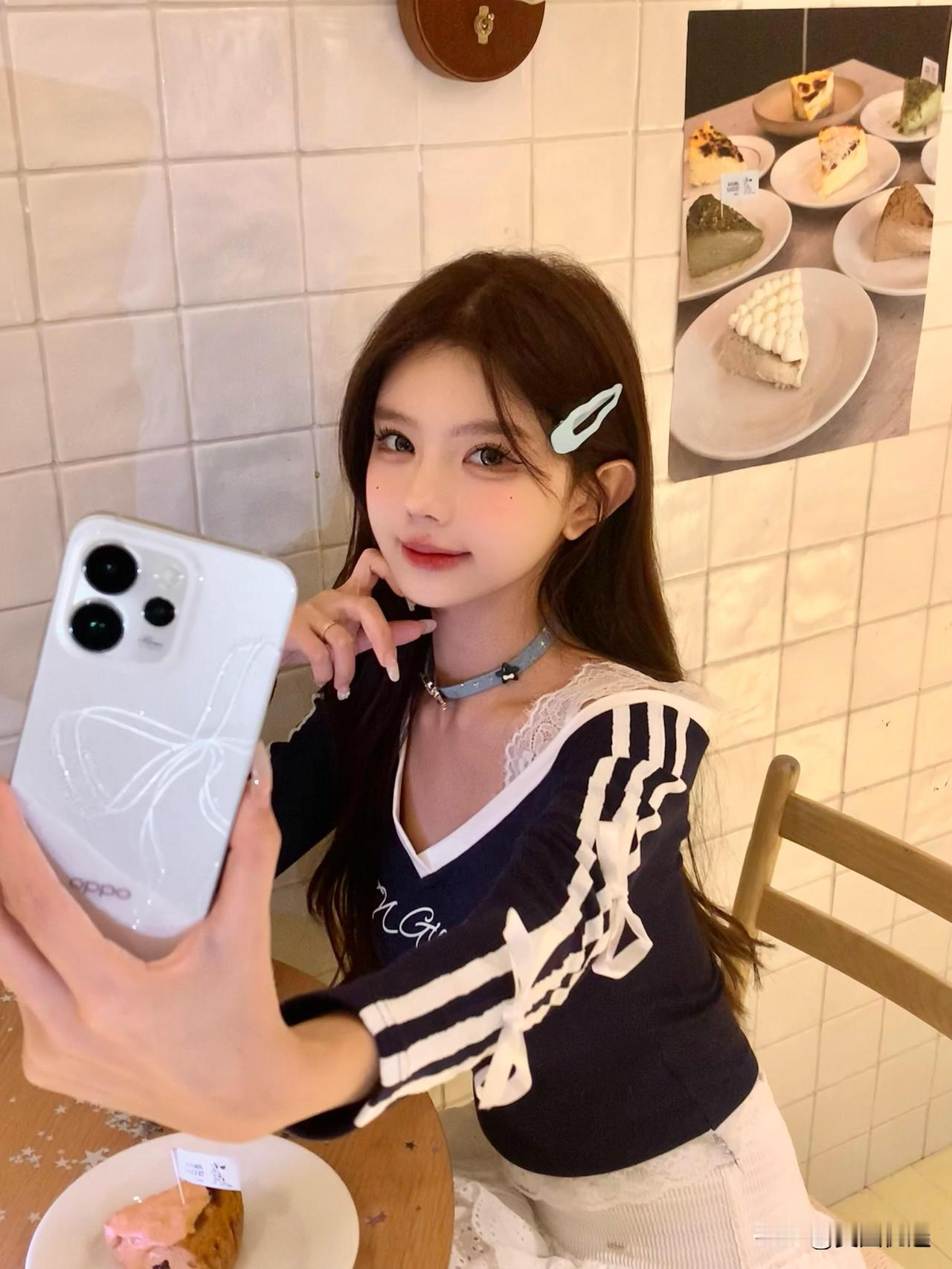 在温馨的咖啡馆里，甜美少女自拍，享受美好时光。📸💕