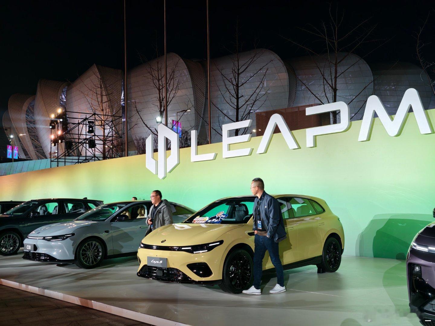 零跑9系豪华双旗舰同台首秀来零跑十周年发布会现场了蛮感概的从2015年零跑科技成