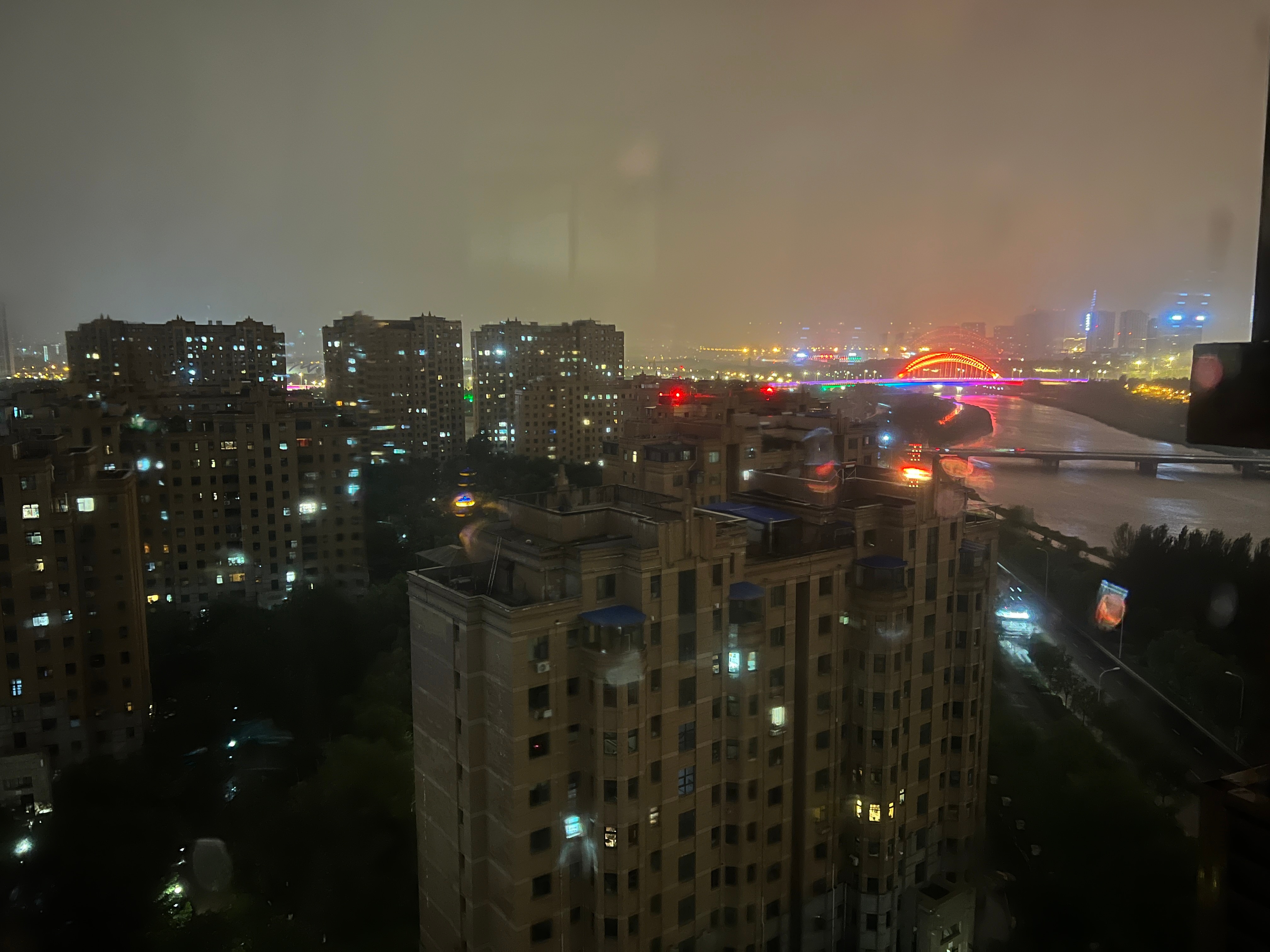 哄老二睡觉，差点儿和他一起睡着了，赶紧从床上爬起来下地，再躺下去就睡的呼呼的了！