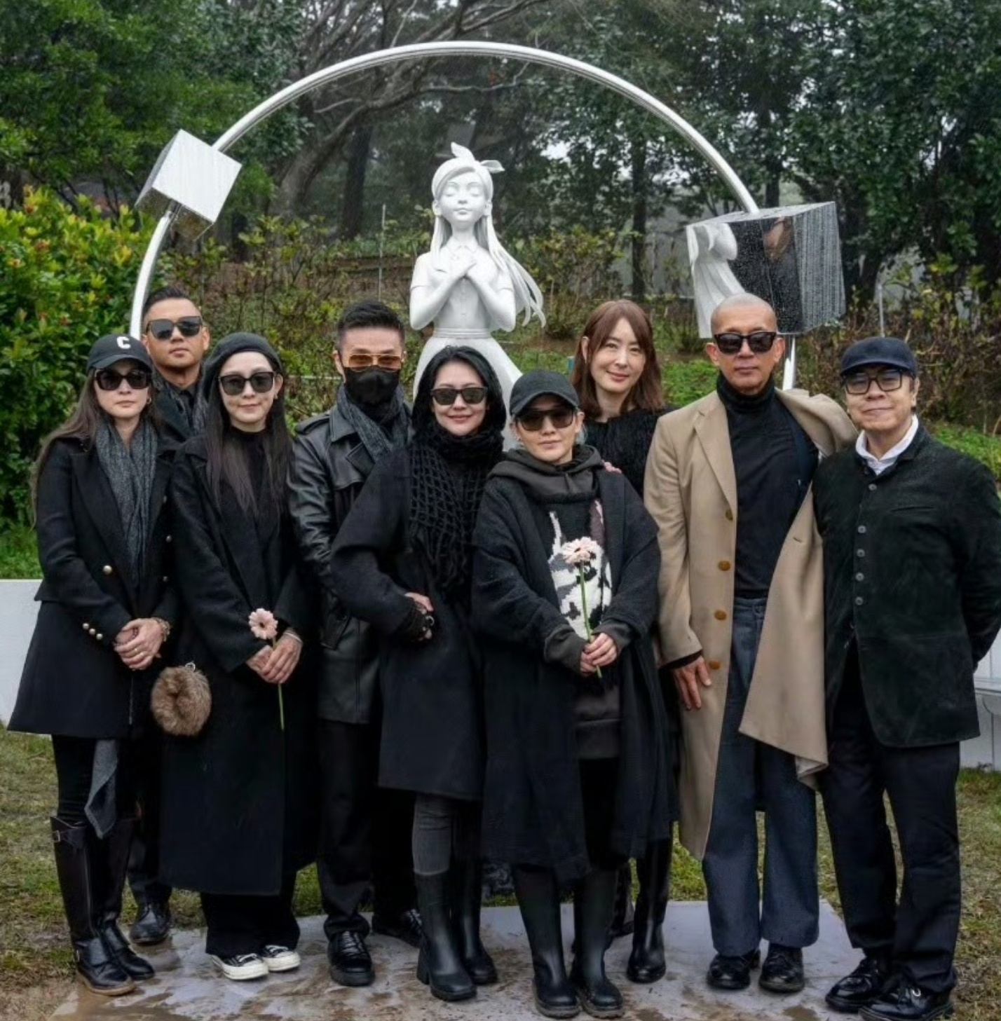 不知道是不是我看错了，大S雕像揭幕仪式上，合影环节大家好像都笑得很开心。虽然场合