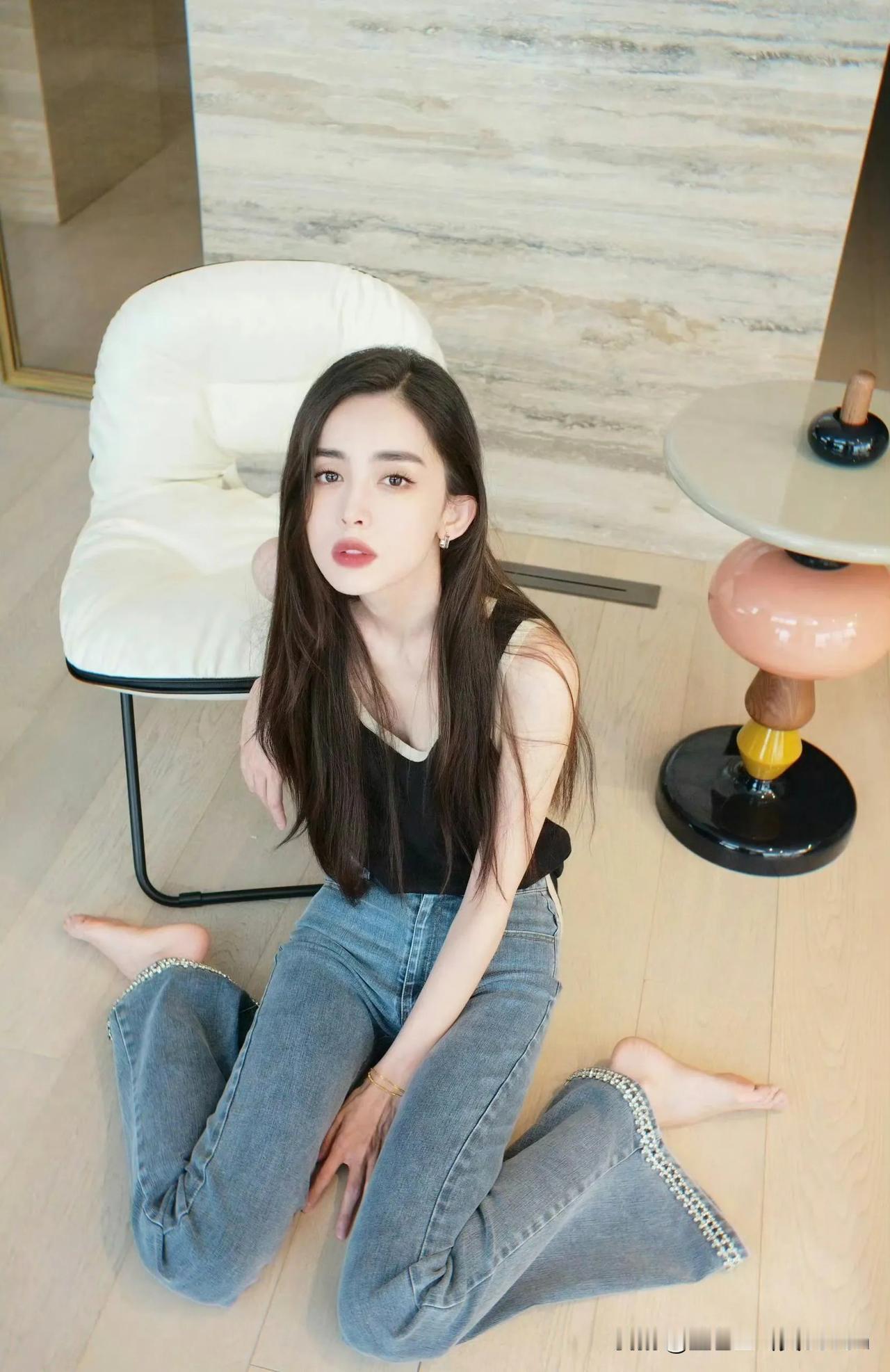 娜扎慵懒午后，随性穿搭，轻松自在