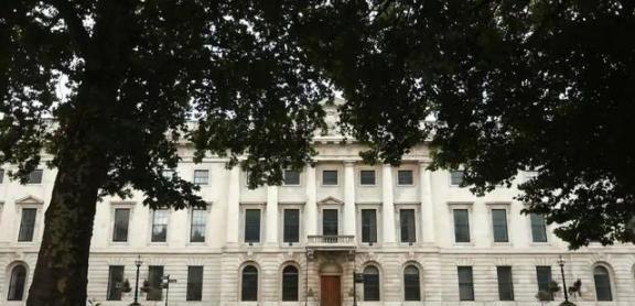 中国外交部发言人林剑表明，如果英国政府不批准中国在英国新建大使馆，中国将坚决维护