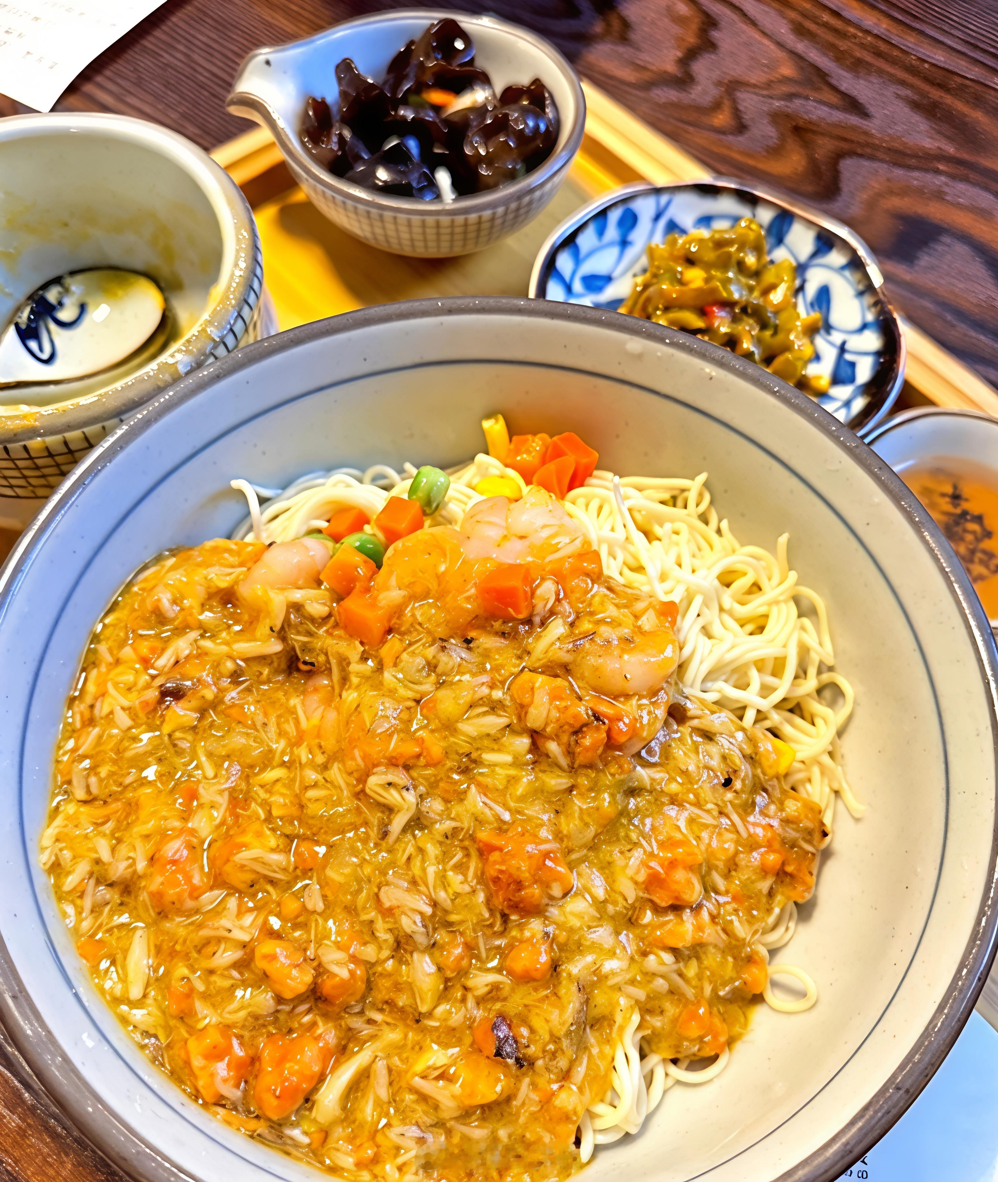 上海最贵的面vs上海最便宜的面蟹黄面确实贵，但也确实很鲜[馋嘴] ​​​