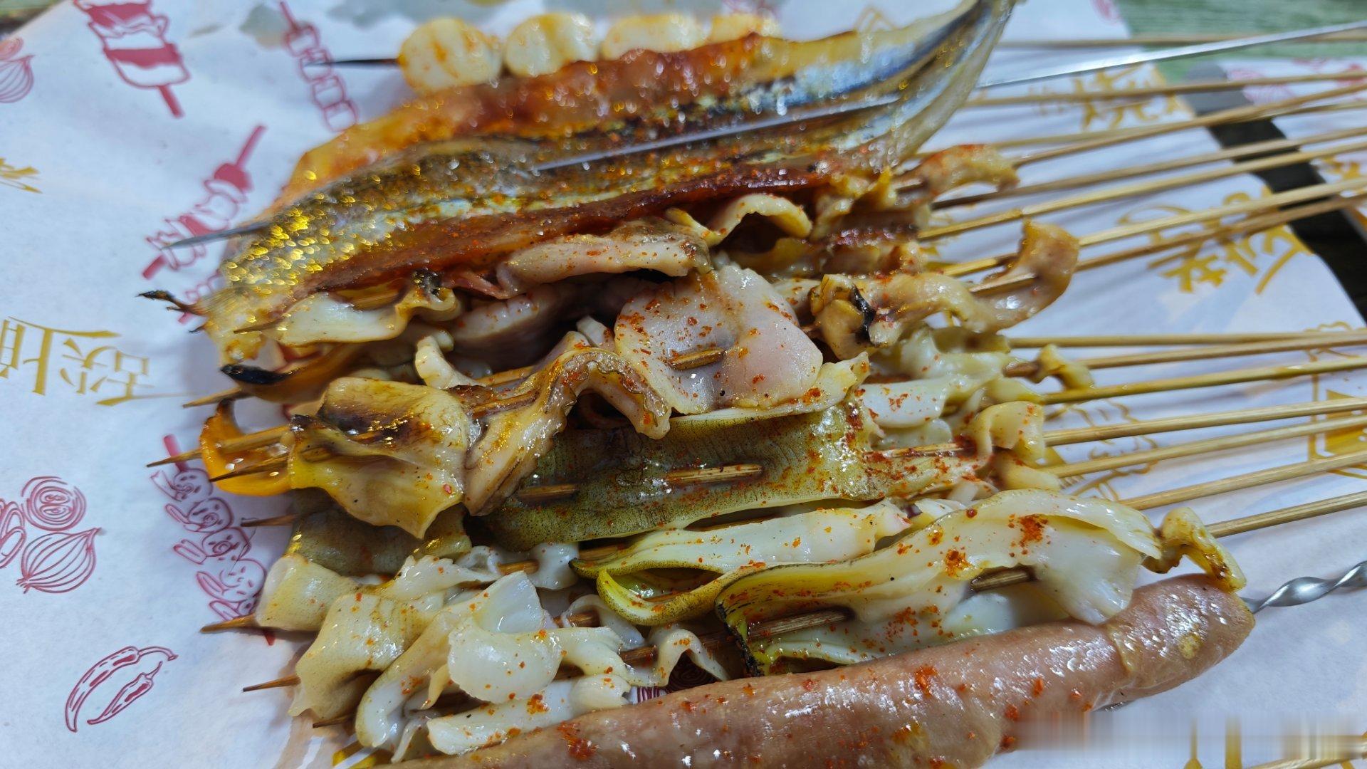 每次来烟台必吃的海鲜烧烤，用料很轻，全靠海鲜本身的鲜甜味道，这家小店拿捏的特别好