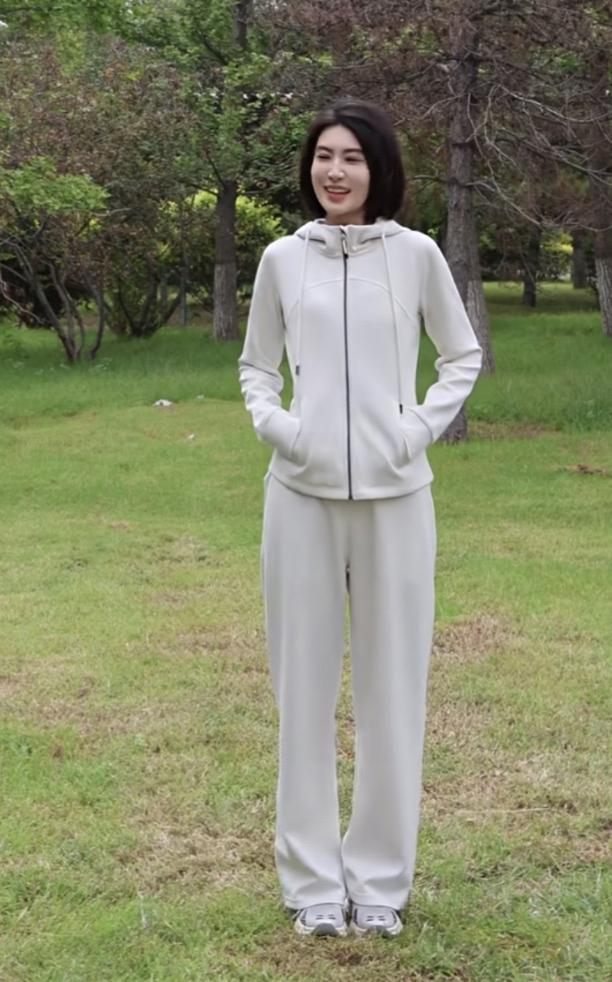 女生如何穿搭看起来时尚更有品味呢是身材好撑起了衣服？还是衣服好显出了身材？