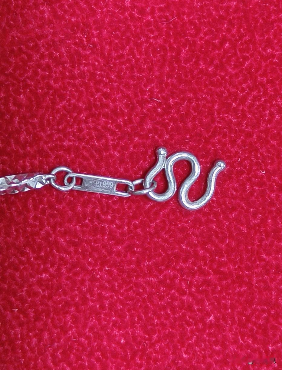 十年前捏着白金发票嘲笑戴黄金的阿姨，现在阿姨捏着金镯子看你。
铂金一克210，黄