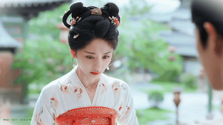 王影璐亲手喂我吃饭 家人们谁懂啊！王影璐带着沈家小饭馆传单“杀”回现代，我扫码后