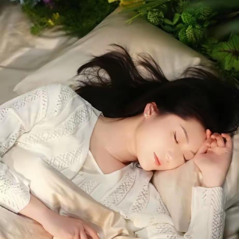 这次与辉同行和富安娜联名的定制四件套宣传片，选谁拍的主意简直太棒了！让盼盼出镜，