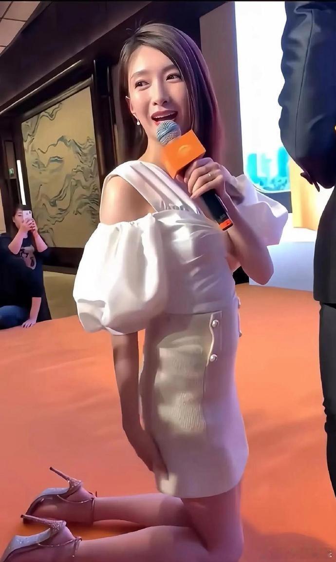 江疏影跪地原因不明，可能为某种仪式或活动。 