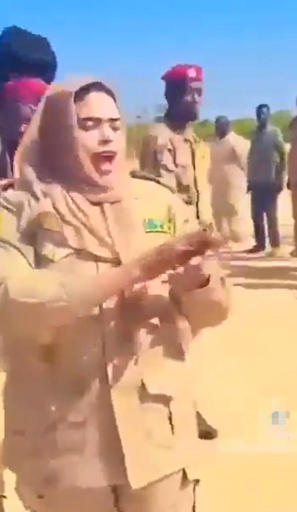 视频中苏丹快速支援部队的一名知名军官希拉兹·哈立德少校向部队发表讲话，敦促他们强