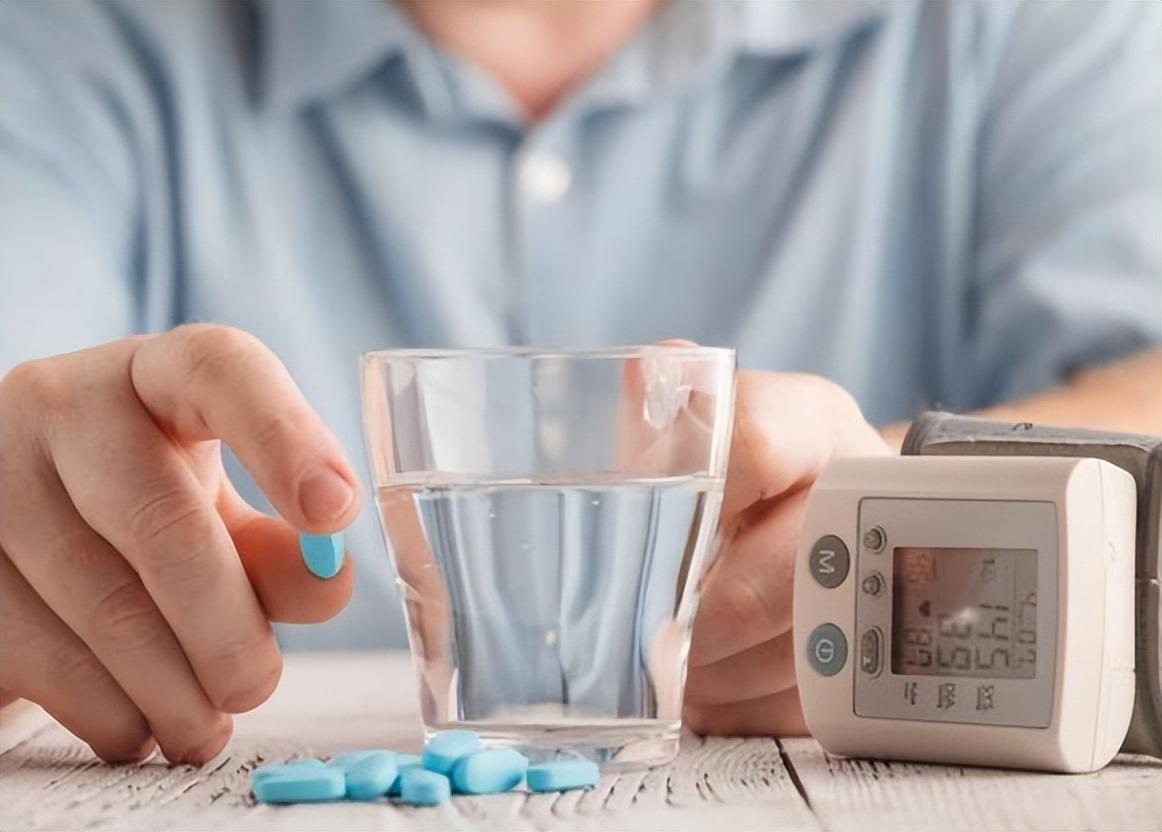 研究发现：不容易中风的人，大多没有这4个恶习，看看你中招没？

中风是一个让人谈