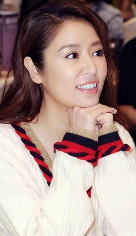 主持人问林心如：“你这辈子最后悔的一件事是什么？”林心如脱口而出：“我这辈子最后