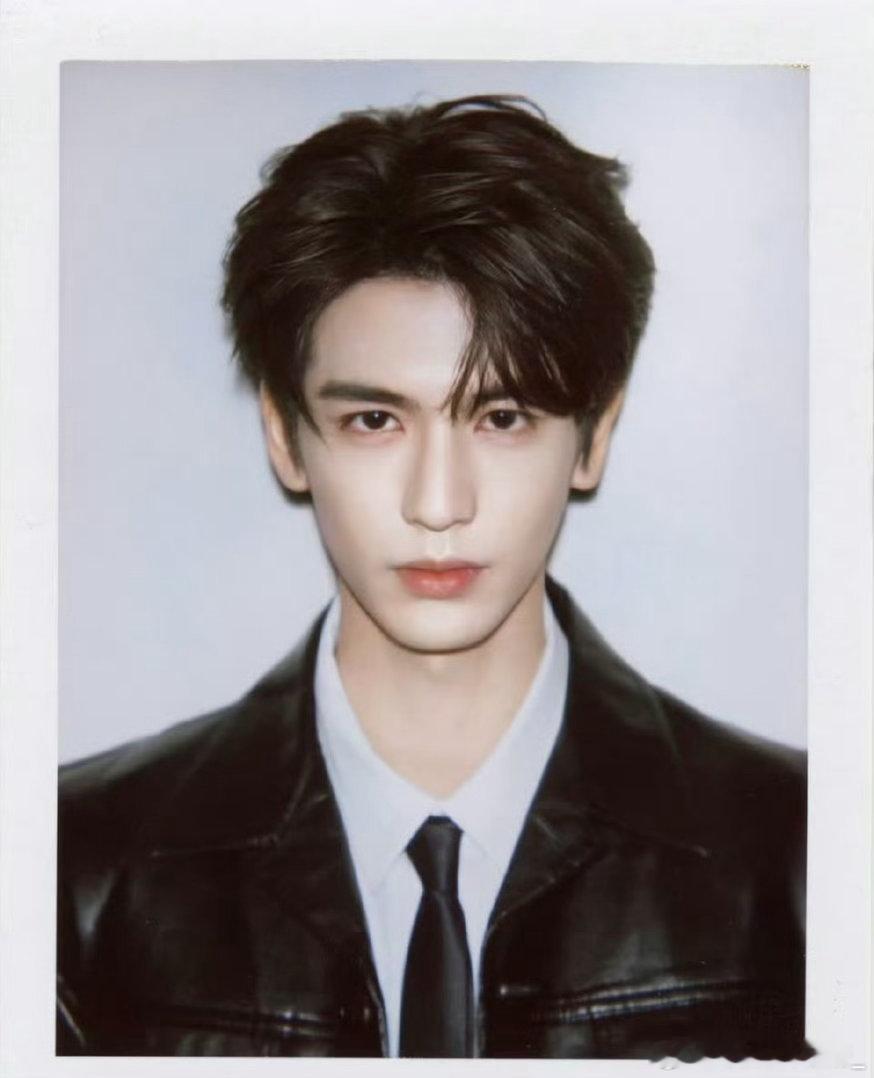 张凌赫全额补偿粉丝啊啊啊啊啊怎么会有如此有担当的人啊 明明不是张凌赫的错 