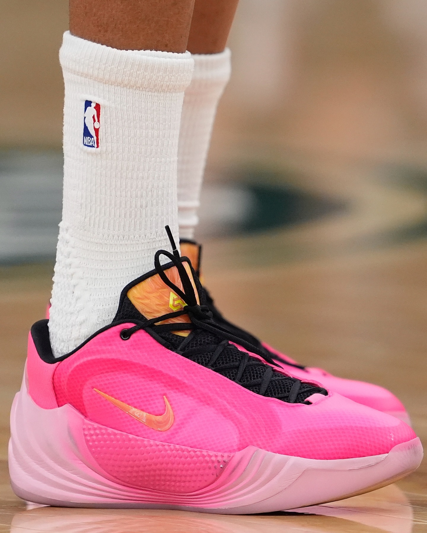 字母哥8代的这个配色，好看吗？ 