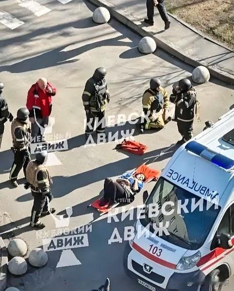 看完这新闻真的后背发凉，
基辅突发血案！60岁老人烧房持步枪扫射，2死5伤背后藏