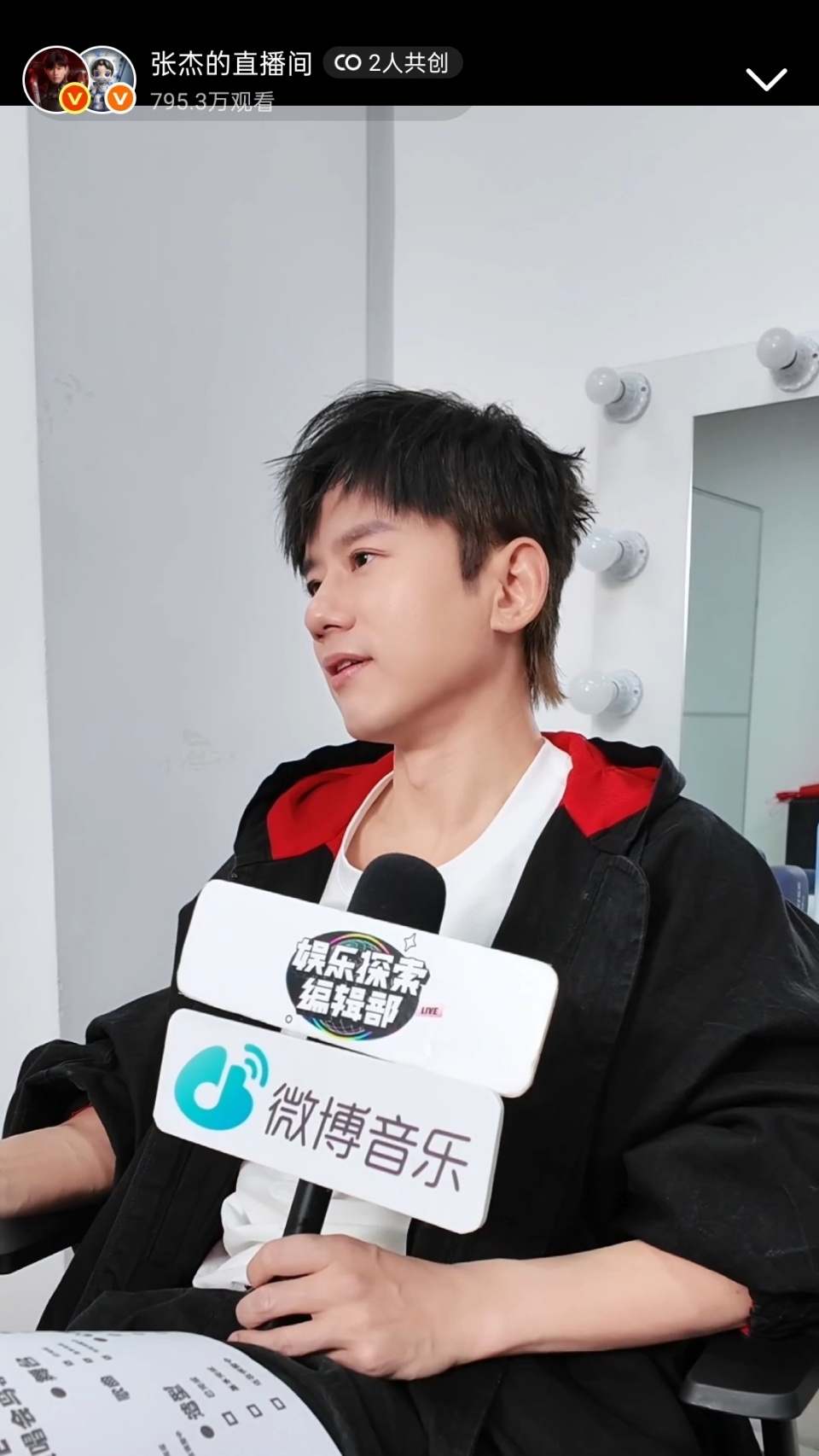 张杰回应张凌赫送花篮张杰感谢张凌赫 张凌赫送的花篮太有排面了，张杰直播时感谢了他