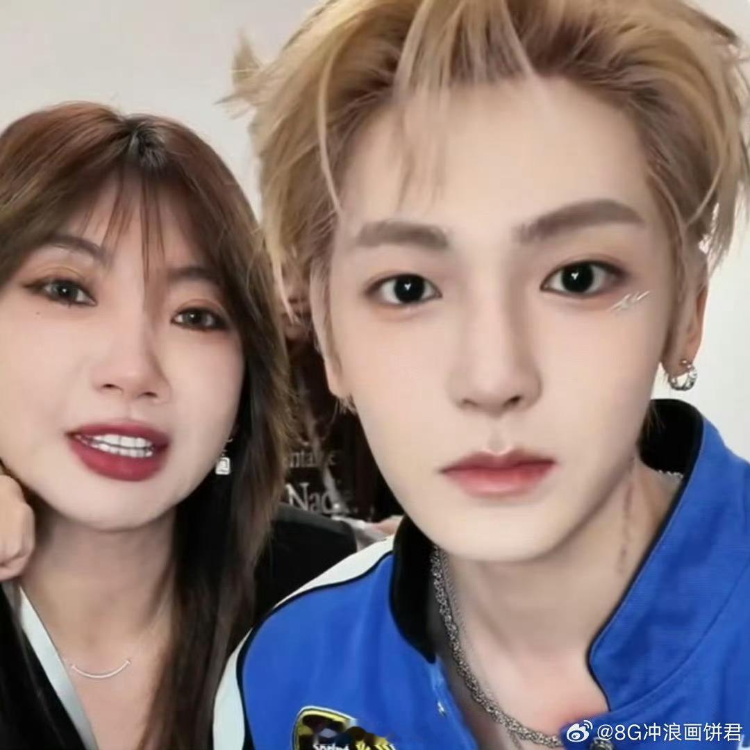 太近了侯明昊给我帅晕了和侯明昊贴脸比心太近了侯明昊给我帅晕了和侯明昊贴脸比心  