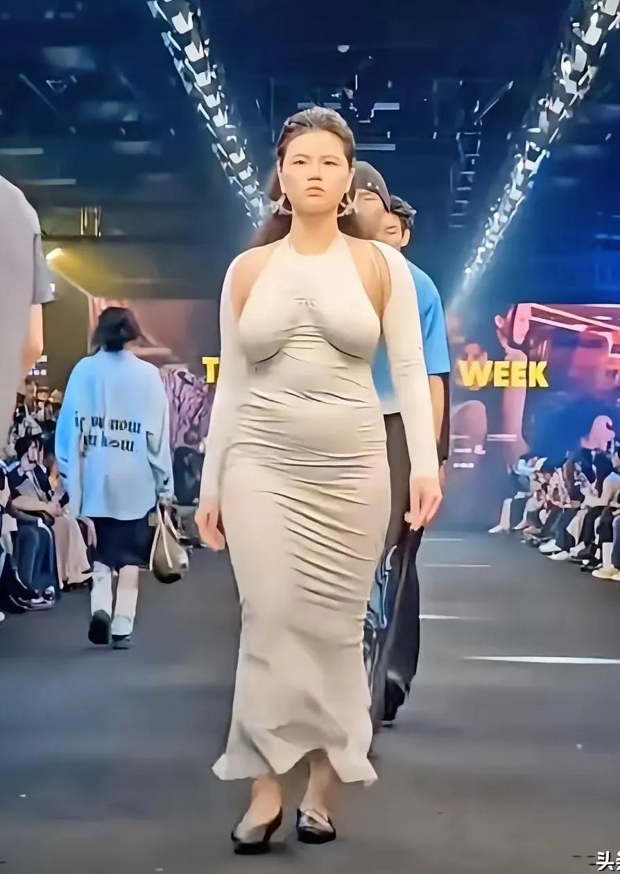 >所有的终级发展最终还是回归原始和初心，正儿八经的台北时装周开幕秀，看不到颜色，