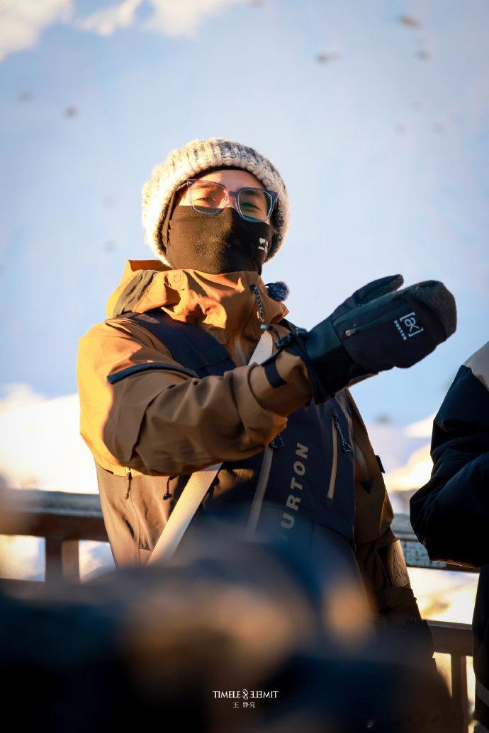 王铮亮快乐老友记路透小亮老师辛苦了！徒步登山看着就累，但是阳光一照，帅得我移不开