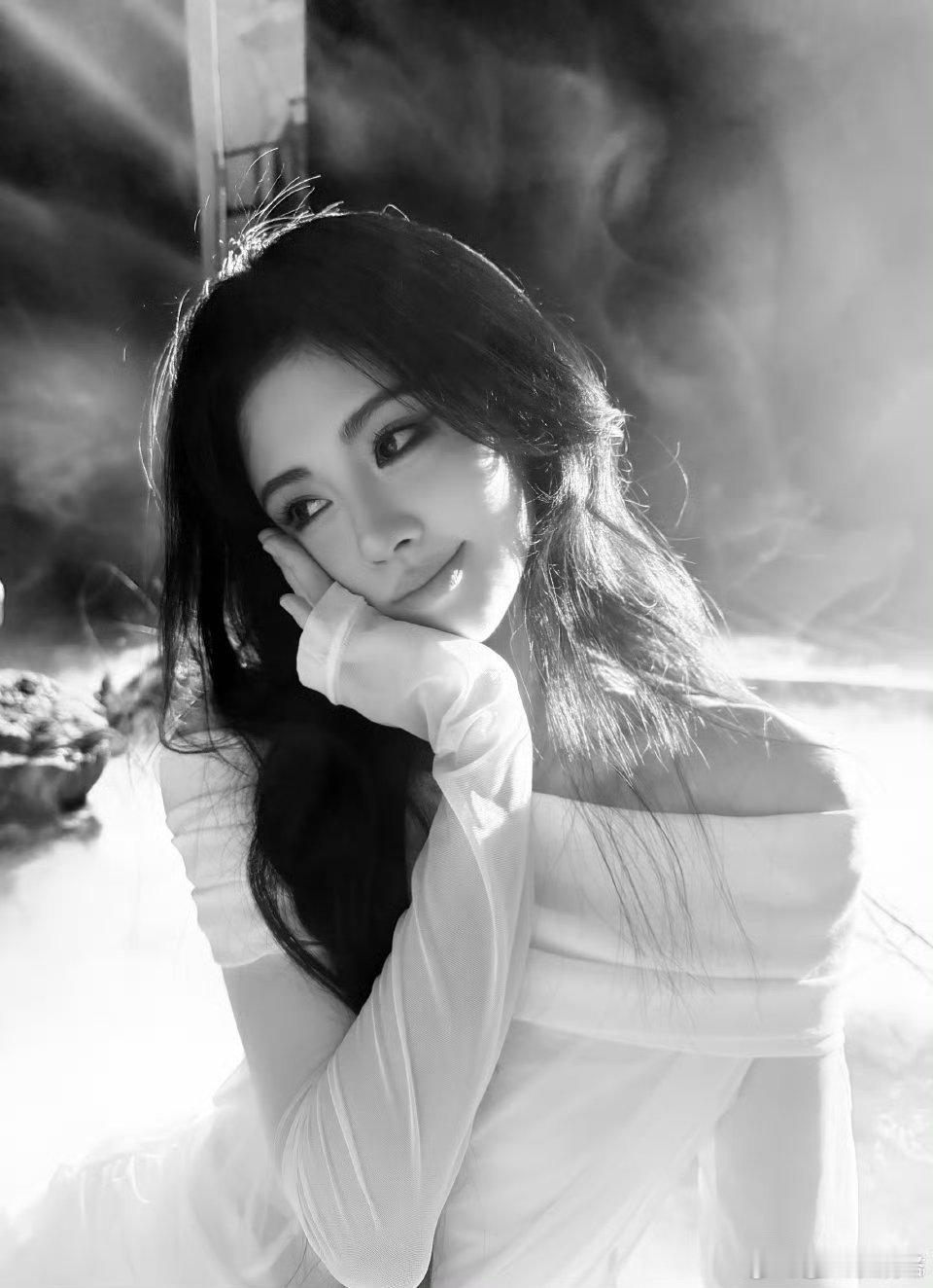 鞠婧祎一直只敢把脸露出来 是因为有自知之明吗？ 