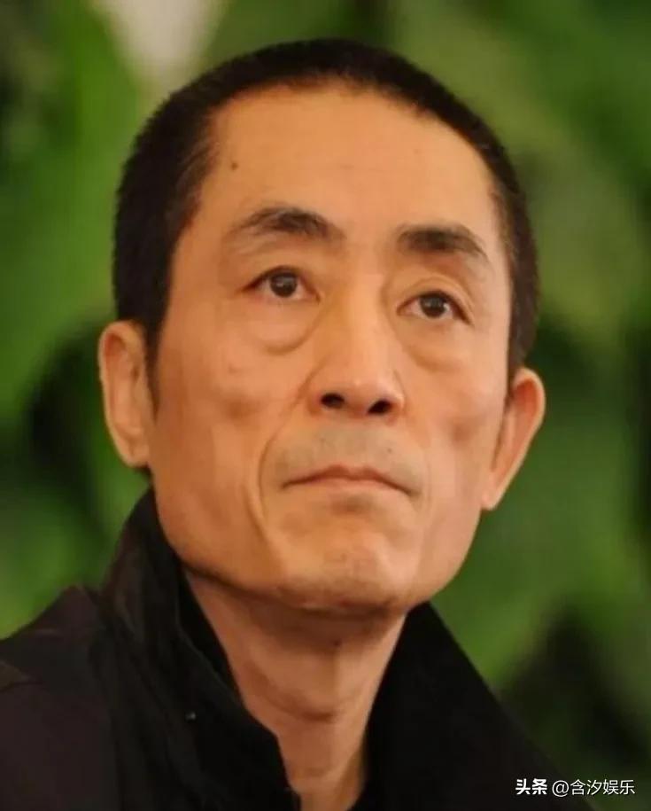 2008年奥运会开幕式上，姚明高举红旗走在人群正前方。突然，张艺谋脸色大变，冲着