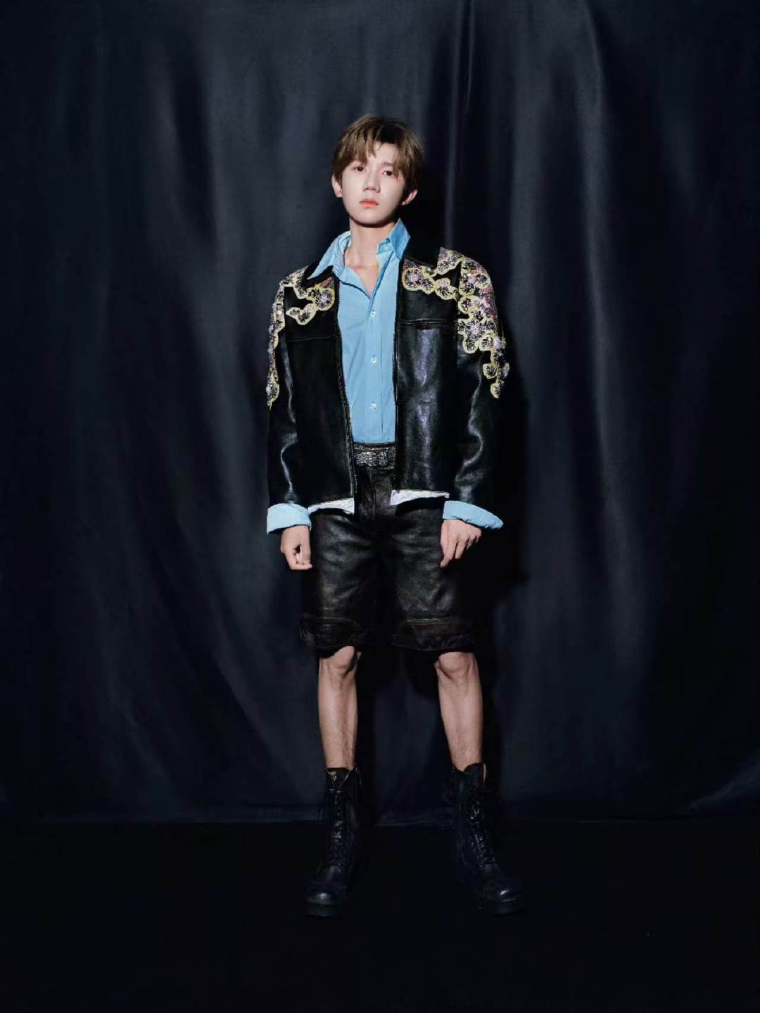 王源演唱会MiuMiu特别定制王源刺绣皮夹克 啊啊啊啊今晚见！ ​​​