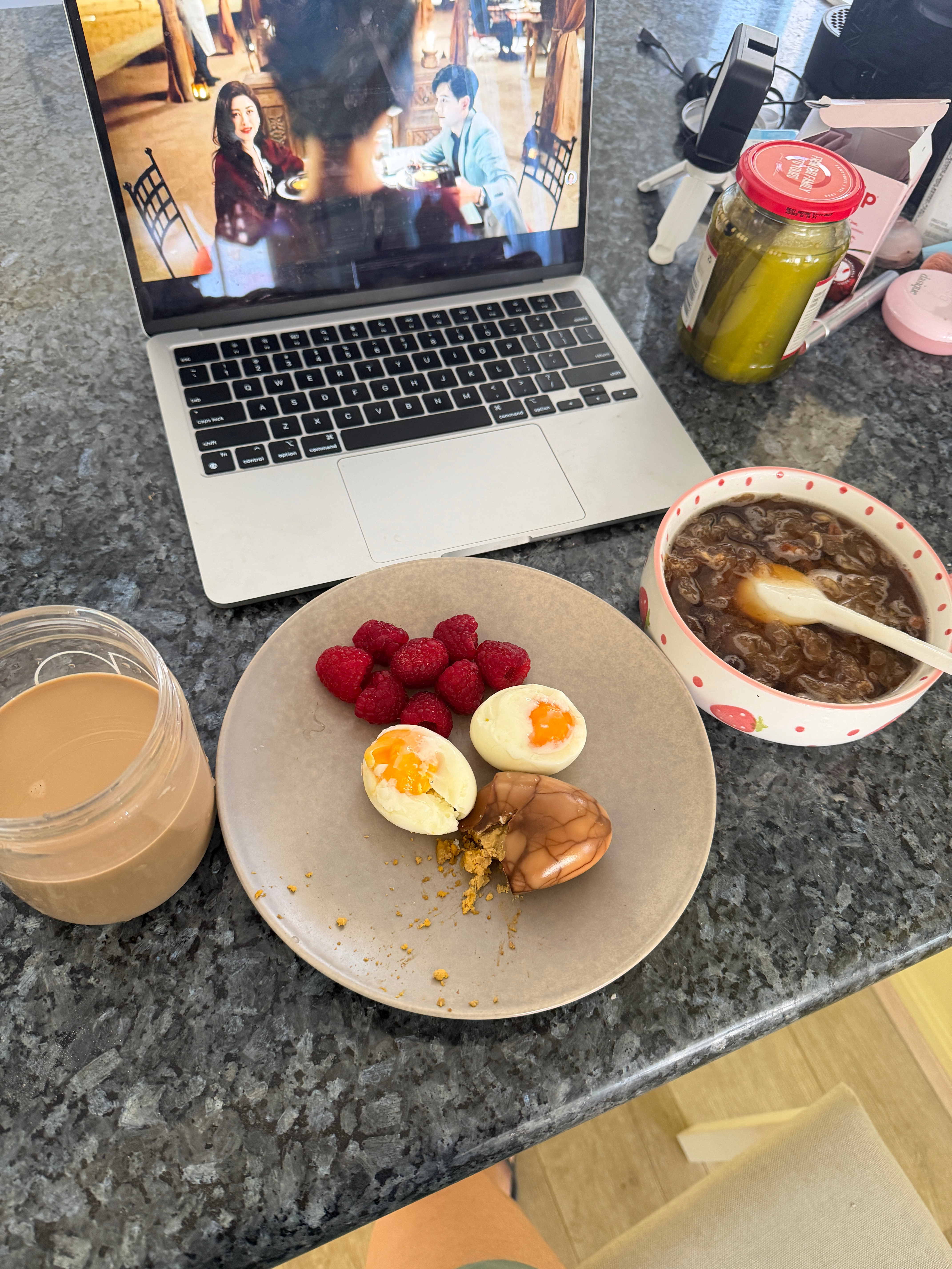 银耳红枣汤 鸡蛋 巧克力牛奶 梅果。 好健康 