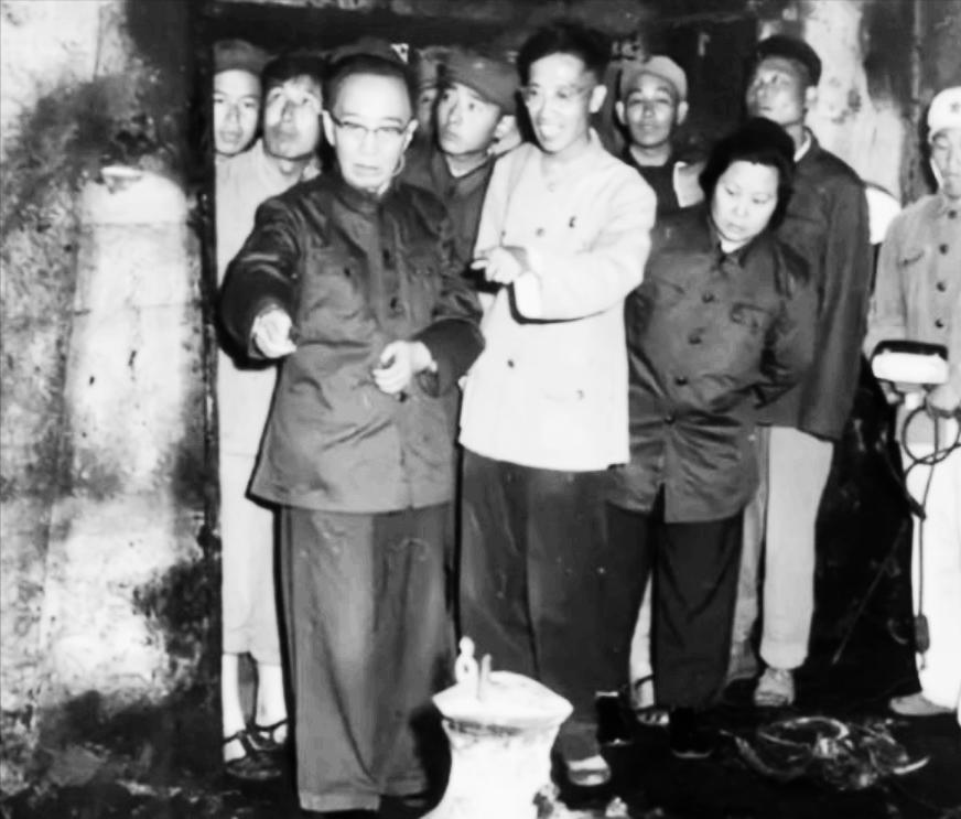 1956 年，吴晗牵头，联合郭沫若、茅盾等学者联名上书，申请发掘明代帝王陵，最初