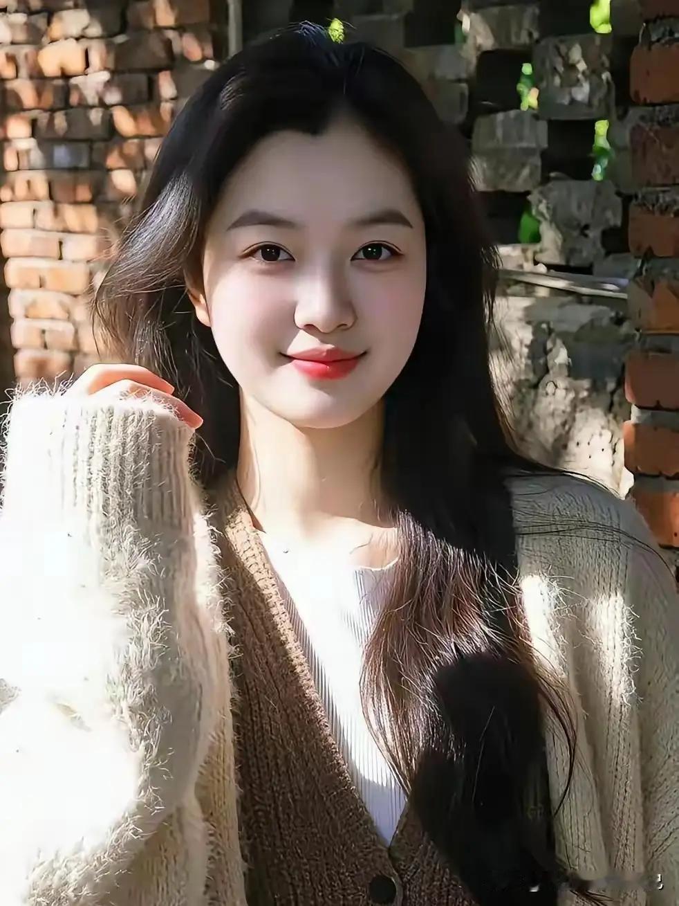 阳光下的温暖微笑，温柔如春风拂面。🌞💖