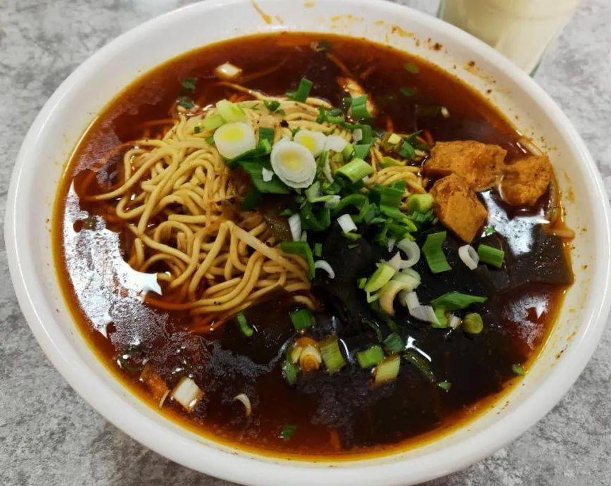 作为生活在襄阳几十年的外地人，应该可以说，每个人在自己家小区附近的襄阳牛肉面馆里