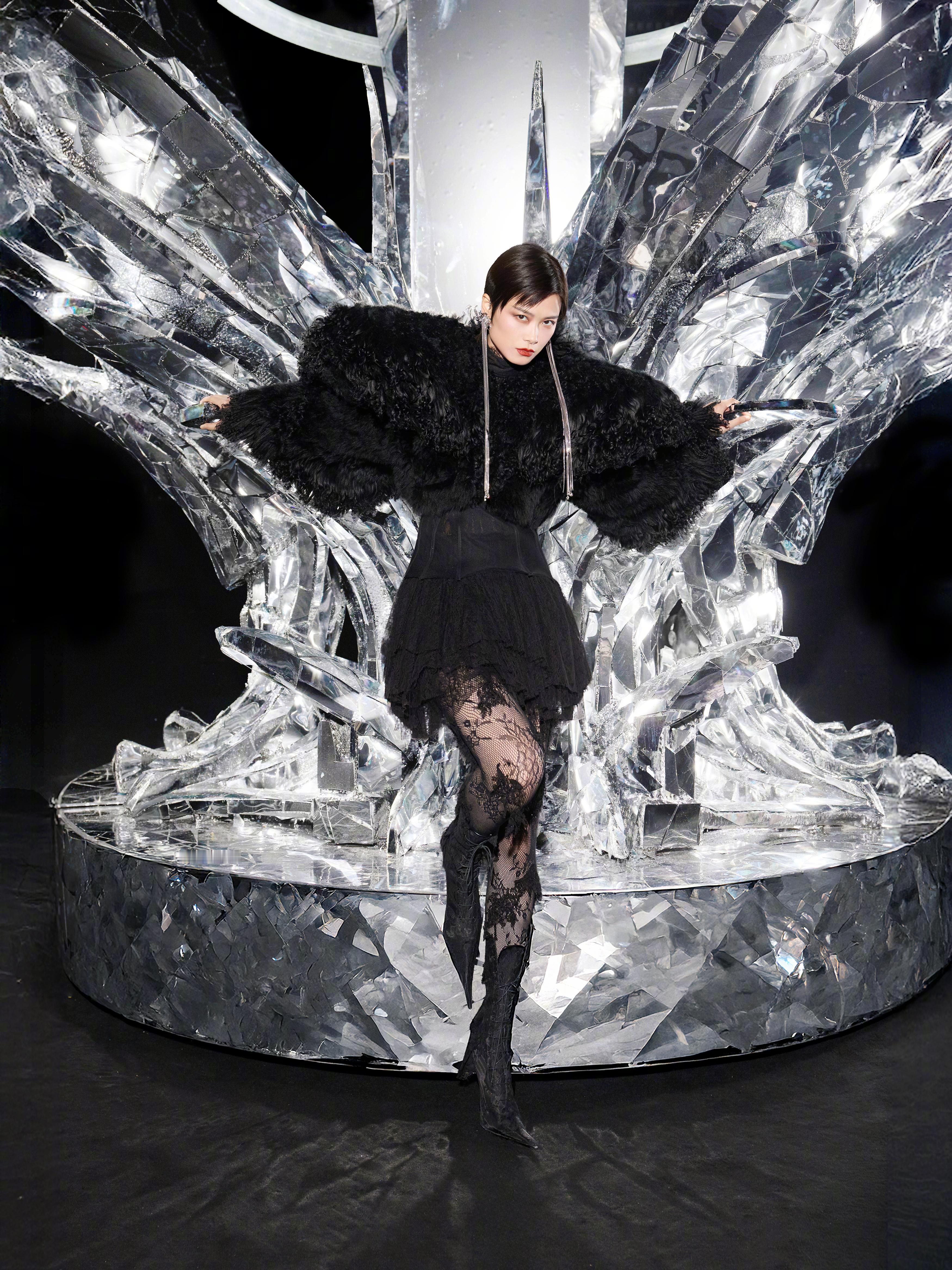 李宇春｜江苏卫视跨年 迎来连续第二十一年的跨年零点大秀 ，身穿 McQueen 