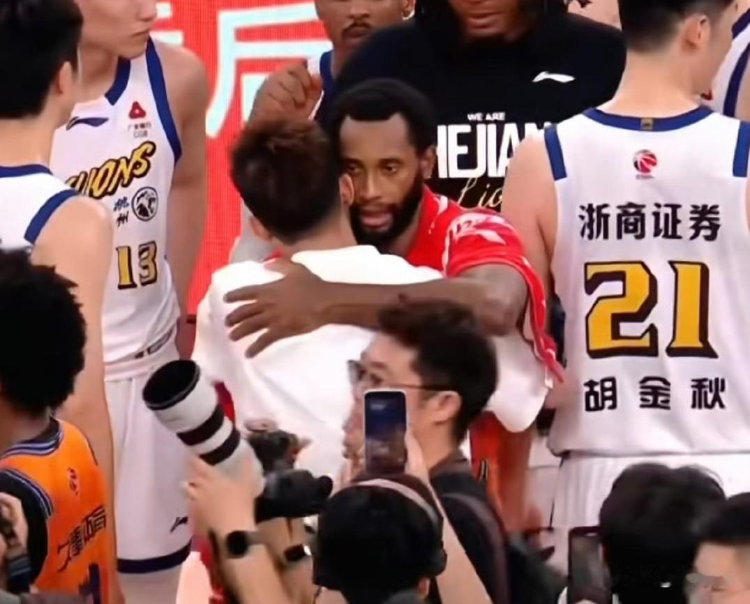 互相尊重！弗格谈孙铭徽：

“我们是老对手了。”

“在场上互相竞争。”

“但