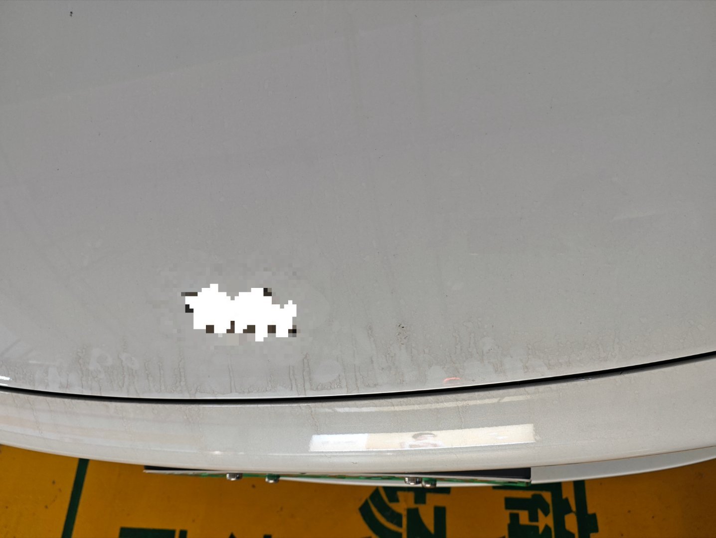 机盖上淡淡的，但又清晰可见的指印揭示了手动前备箱距离优雅，始终存在一段距离的现实