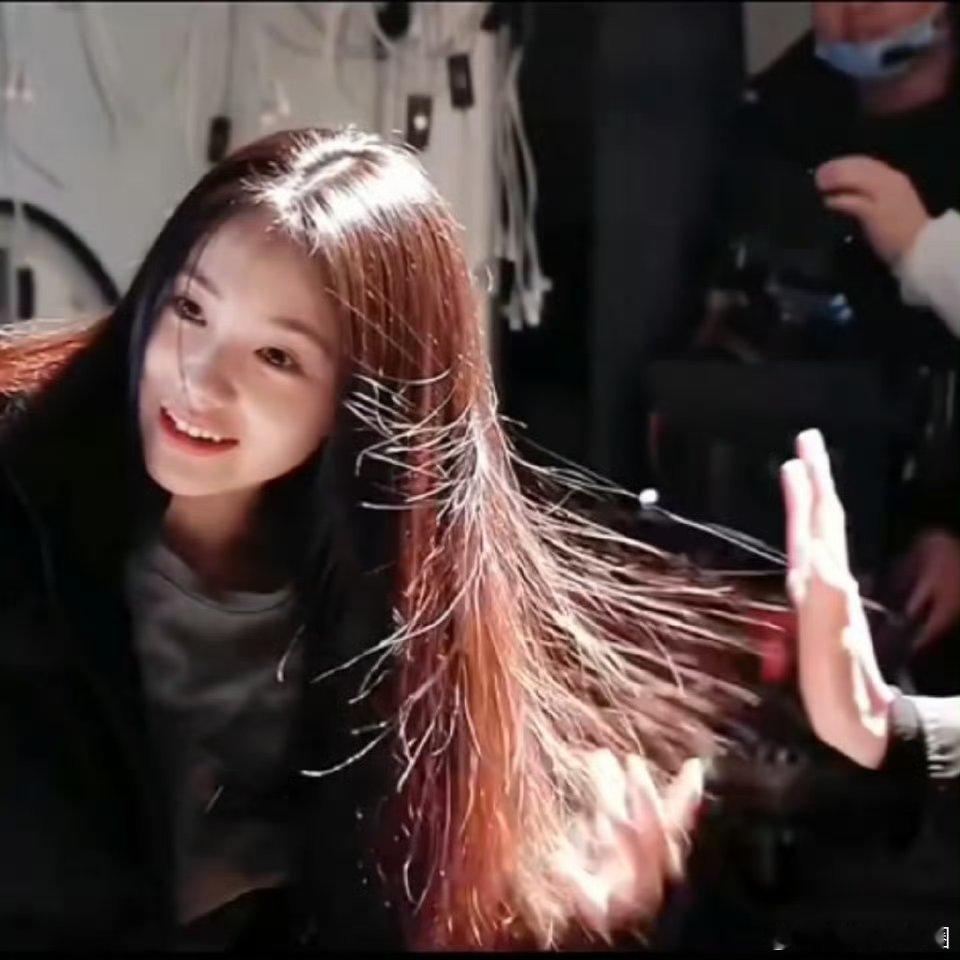 哈哈哈哈哈哈哈刘浩存的静电头发忽然感觉光有了形状！[彩虹屁][彩虹屁][彩虹屁]