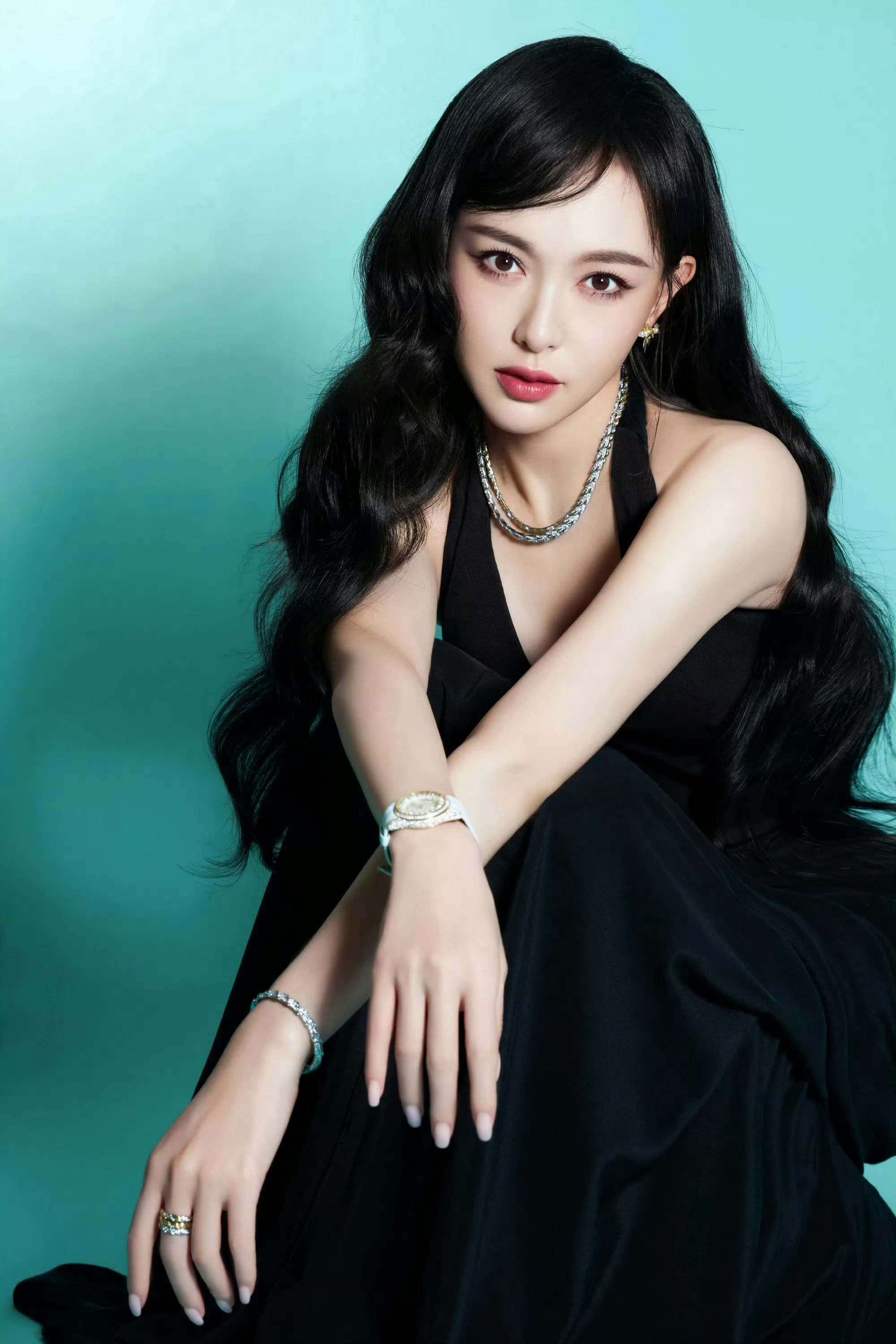 姐是高贵的黑天鹅哇，最新Tiffany活动贡献出绝美的一套造型[爱你]唐嫣[超话