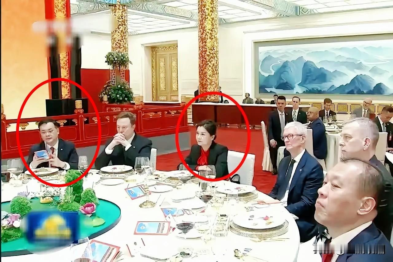 马斯克左边是的手机玻璃的，右边是做汽车玻璃的…