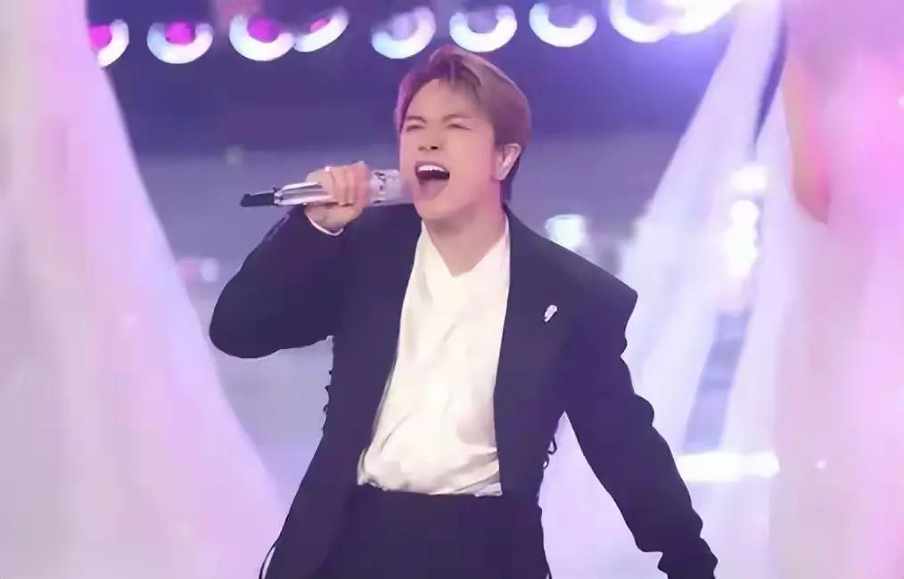 已经有越来越多人举报张敬轩了，内地演出基本没戏！

不过，经纪人霍汶希和容祖儿，