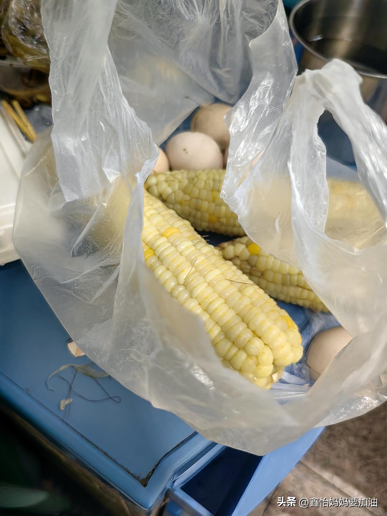 瘫痪十一年的老公昨天下午感染住院了，今下午儿子给送来了煮鸡蛋和玉米，我出去洗手时