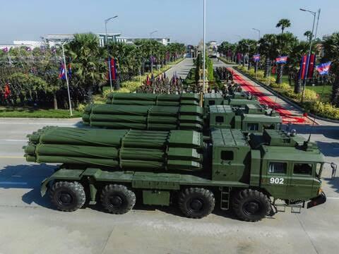 飞扬军事 泰国皇家武装部队总部证实，当天16时，侦测到柬埔寨军队PHL-03型多